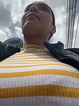 Sara-77 লাইভ XXX চ্যাট
