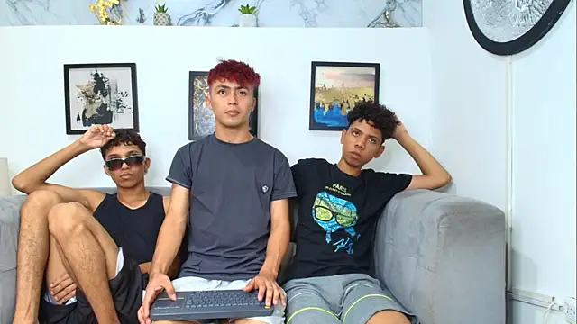 Chatroom XXX en direct de AVENGER_BOYS2026