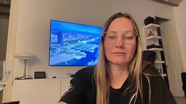 Feyoraa Chat XXX in diretta