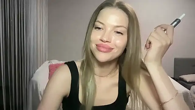 EmmyMills' Live XXX Chat