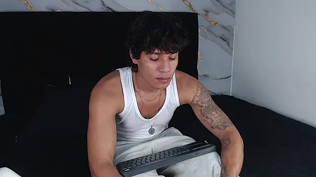 MaximilianRoth's Live XXX Chat