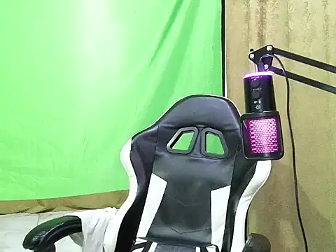 aronmiller404's Live XXX Chat
