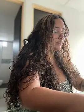CurlyGirl_1 Adlı Modelin Canlı XXX Sohbeti