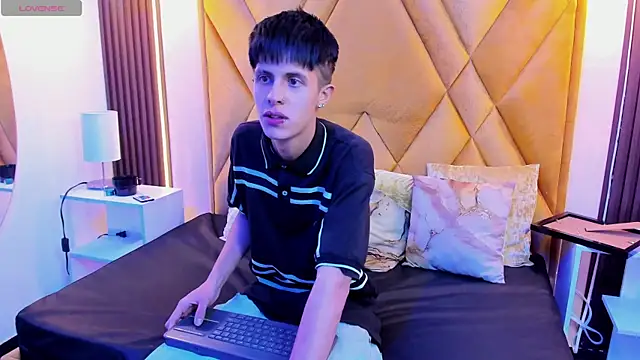 MikeHunteer's Live XXX Chat