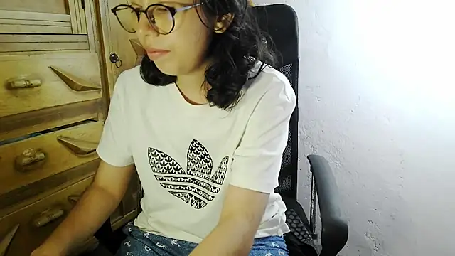 skinnyX333's Live XXX Chat