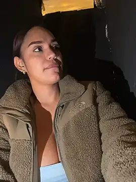 Sara-77 live XXX chat