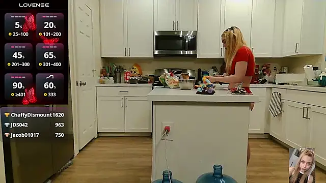 Blondiewithanass Chat XXX in diretta