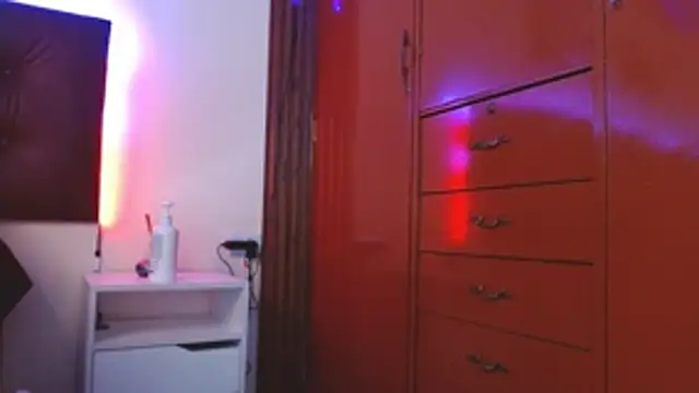 Chatroom XXX en direct de SeleneMore