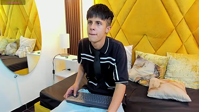 MikeHunteer লাইভ XXX চ্যাট