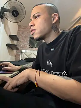 צ'אט XXX בשידור חי של AlphaMasterXxx