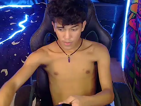 hugekenbigcock Adlı Modelin Canlı XXX Sohbeti