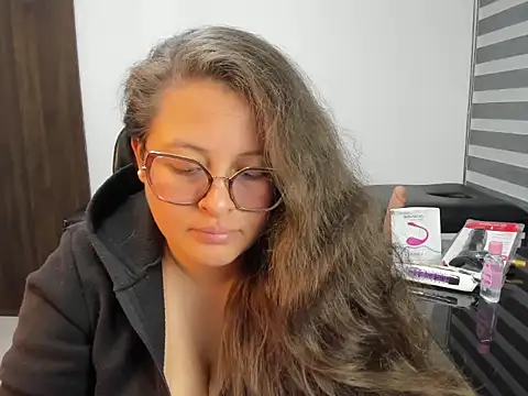 SaraThonson_ Adlı Modelin Canlı XXX Sohbeti