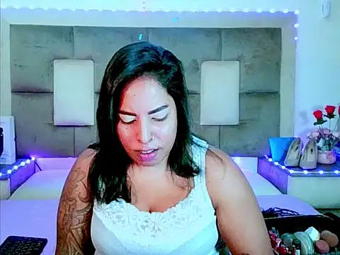 indiantopaz694u Adlı Modelin Canlı XXX Sohbeti