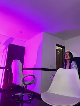 Chatroom XXX en direct de Emilyy05_