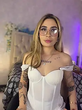 nini_love01 Adlı Modelin Canlı XXX Sohbeti