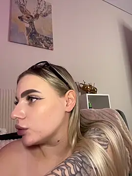 צ'אט XXX בשידור חי של HugeBoobsAlice