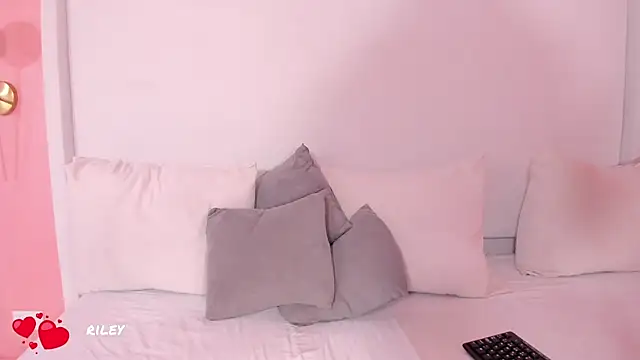 Chat +18 de riley_dolly ao vivo
