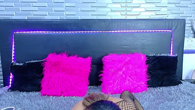 XXX chat uživo modela SeraphynLuxora