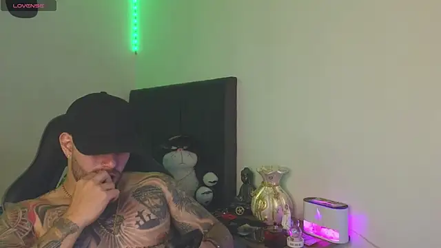 Ades_Lowe Chat XXX live
