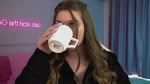 CrystalLyons' Live XXX Chat