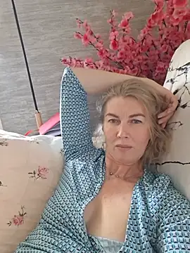 stellahere8 Adlı Modelin Canlı XXX Sohbeti