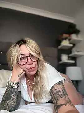 blondebitch2 élő XXX-chatje