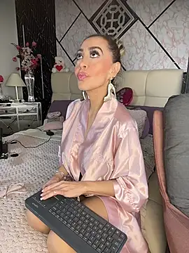 EvelinaGrey élő XXX-chatje