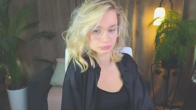 NoraMoreau's Live XXX Chat