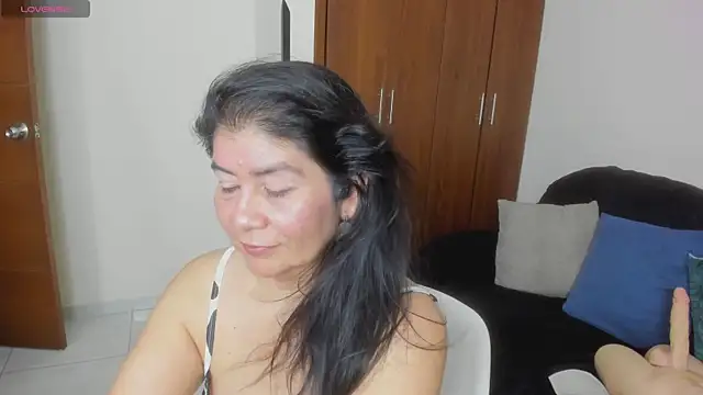 دردشة kiraGeiner الجنسية المباشرة