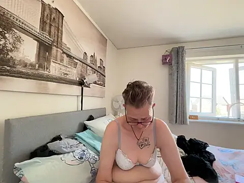 Curvy-Jinx Live XXX Chat