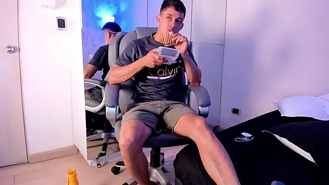 XXX chat uživo modela Simon_Axe