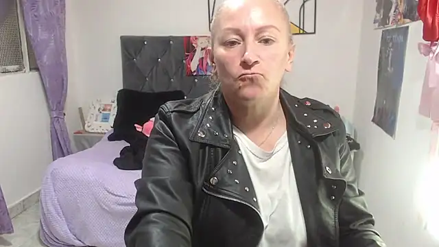 Živý XXX chat emperabigbootybigass