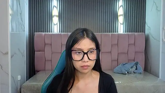 Eimy18_b: онлайн-секс-чат