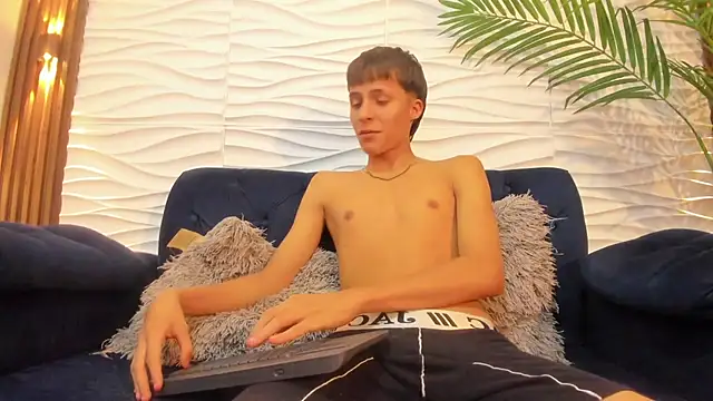 Pavo_tv Adlı Modelin Canlı XXX Sohbeti