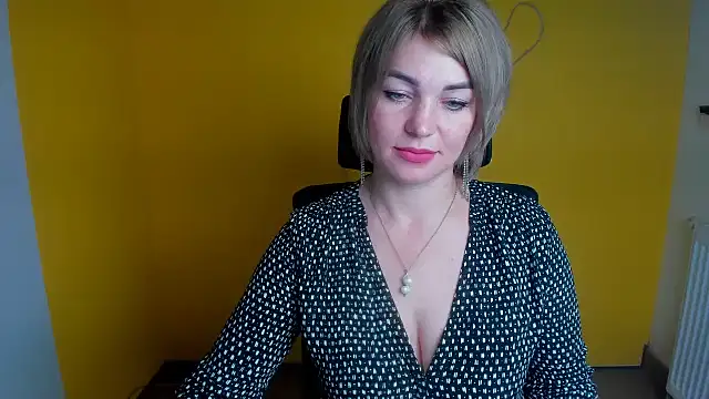 CuttieEmma's Live XXX Chat