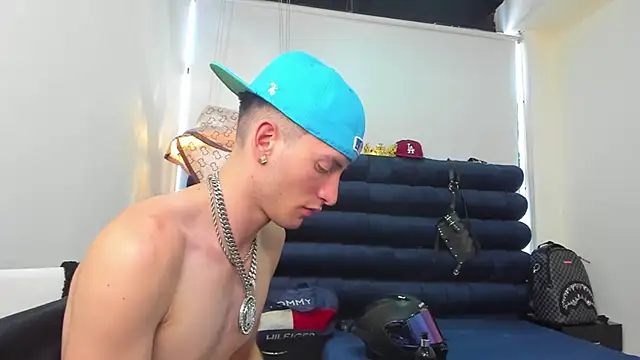 Chat +18 de HunterHeat_ ao vivo