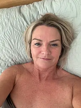 הופעת וובקאם של Holly-BlondeMILF44