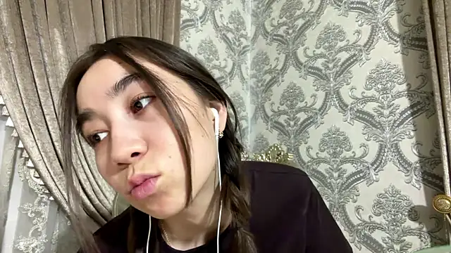 cocoSharms Adlı Modelin Canlı XXX Sohbeti