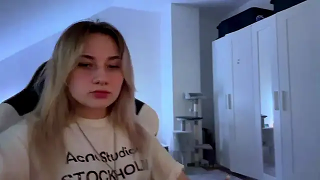 Онлайн чат XXX tutsiecutie