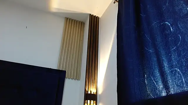 Chat +18 de Adriann_Stone ao vivo