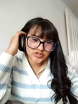 Emily-7 – Naživo XXX chat