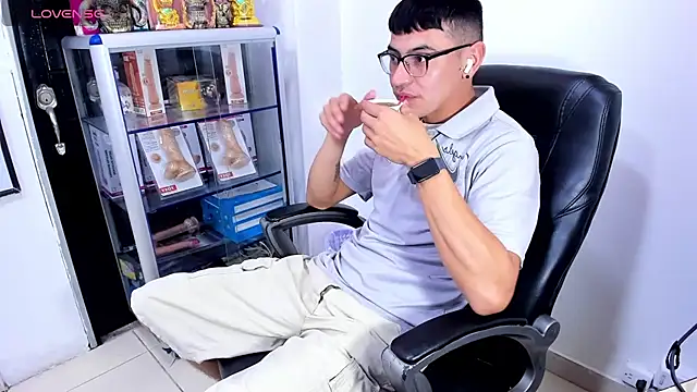 แชท XXX สดของ Alexx_bigcockk