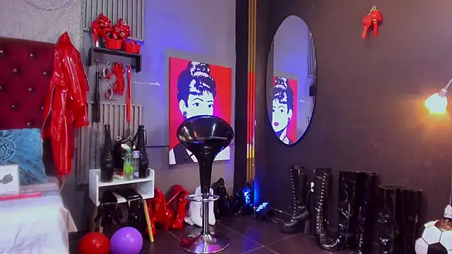 Pokazy przed kamerką – MissNicoleSds