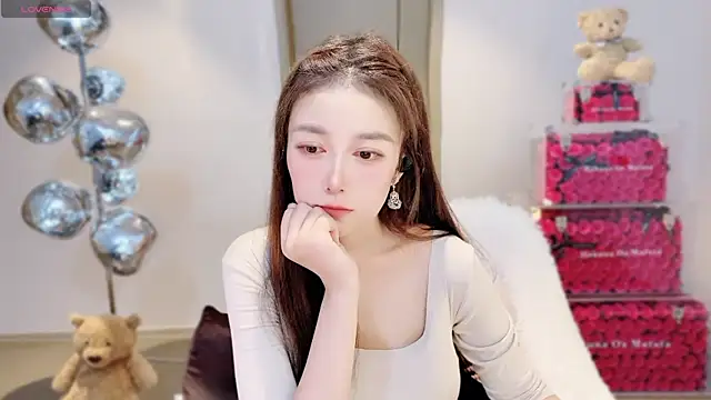 XXX chat uživo modela Aeseee-