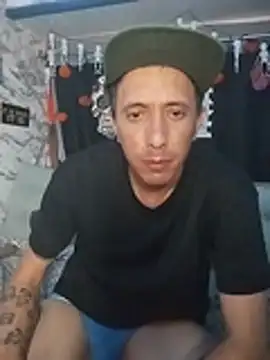 TuzdayG: διαδικτυακό σόου στην κάμερα