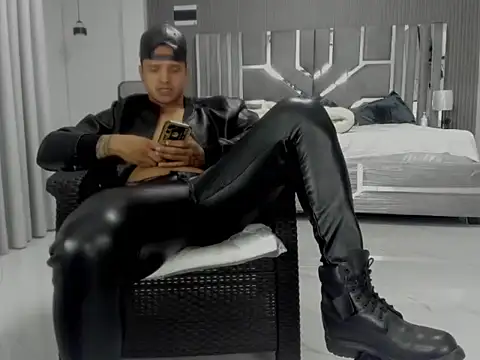 master_leather 现场XXX聊天