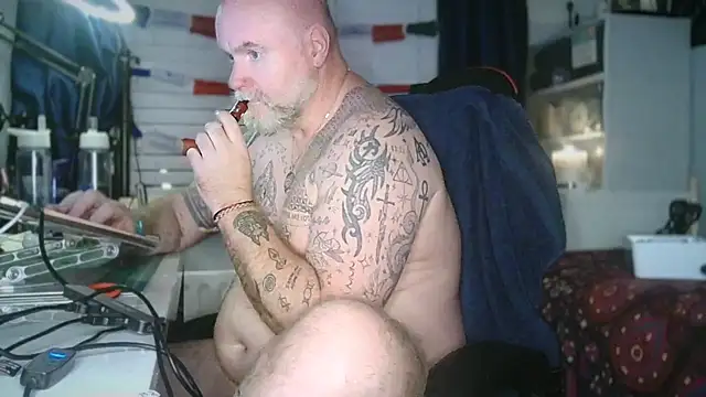 Tattooed_Dilf_01's Webcam Show