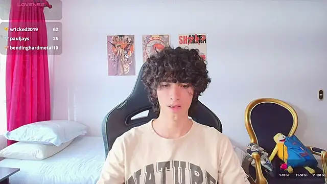 Nude_Boy18: διαδικτυακό σόου στην κάμερα