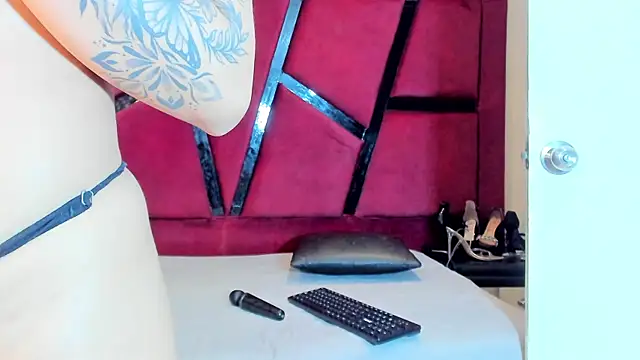 MiaWolton Live XXX-chat