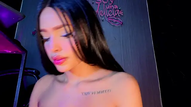 Show modela amgeline na web-kameri